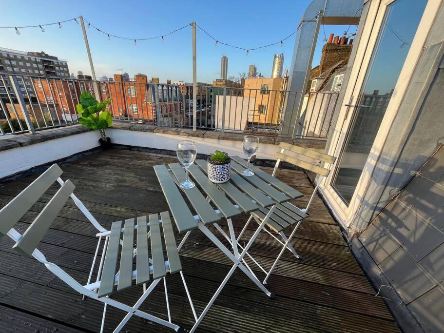 Modern With Stylish Terrace - Your London Oasis! Exterior photo